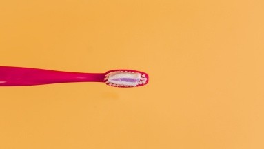 ¿Enjuagar el cepillo de dientes antes de usarlo es necesario?