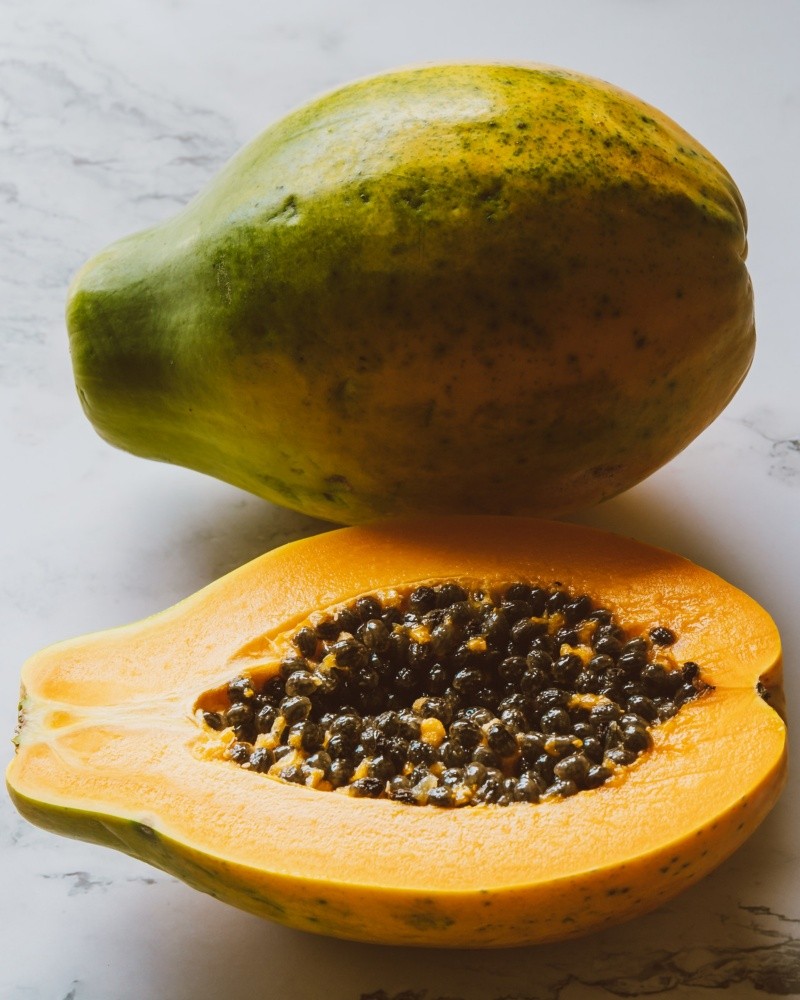 La papaya contiene unas semillas de color negro en su interior. Foto de Jess Loiterton en Pexels.  