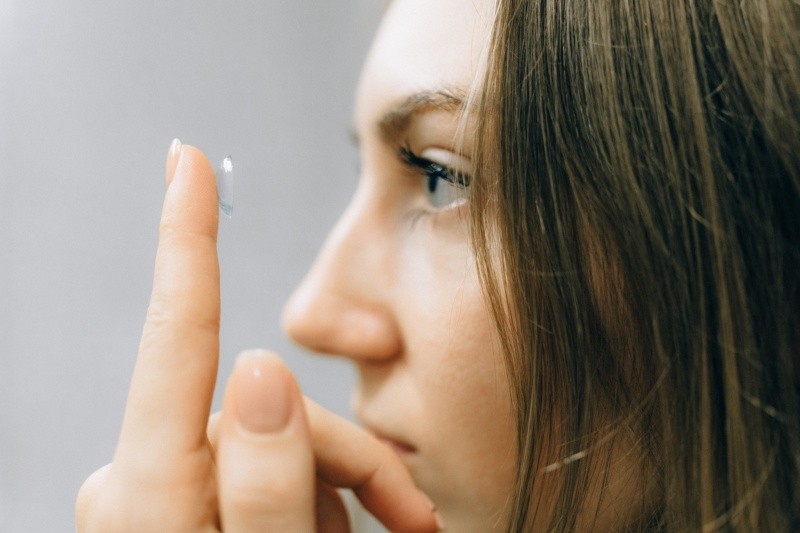 Los lentes de contacto fueron estudiados para saber su impacto en la salud. Foto de Nataliya Vaitkevich en Pexels.  