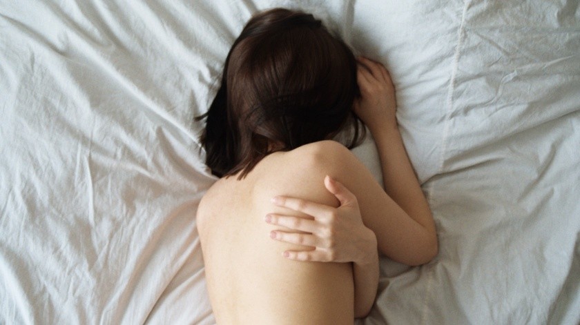 Si duermes desnudo, el sudor puede quedarse en tu cuerpo y en la ropa de cama(Oleg Ivanov/UNSHPLASH)