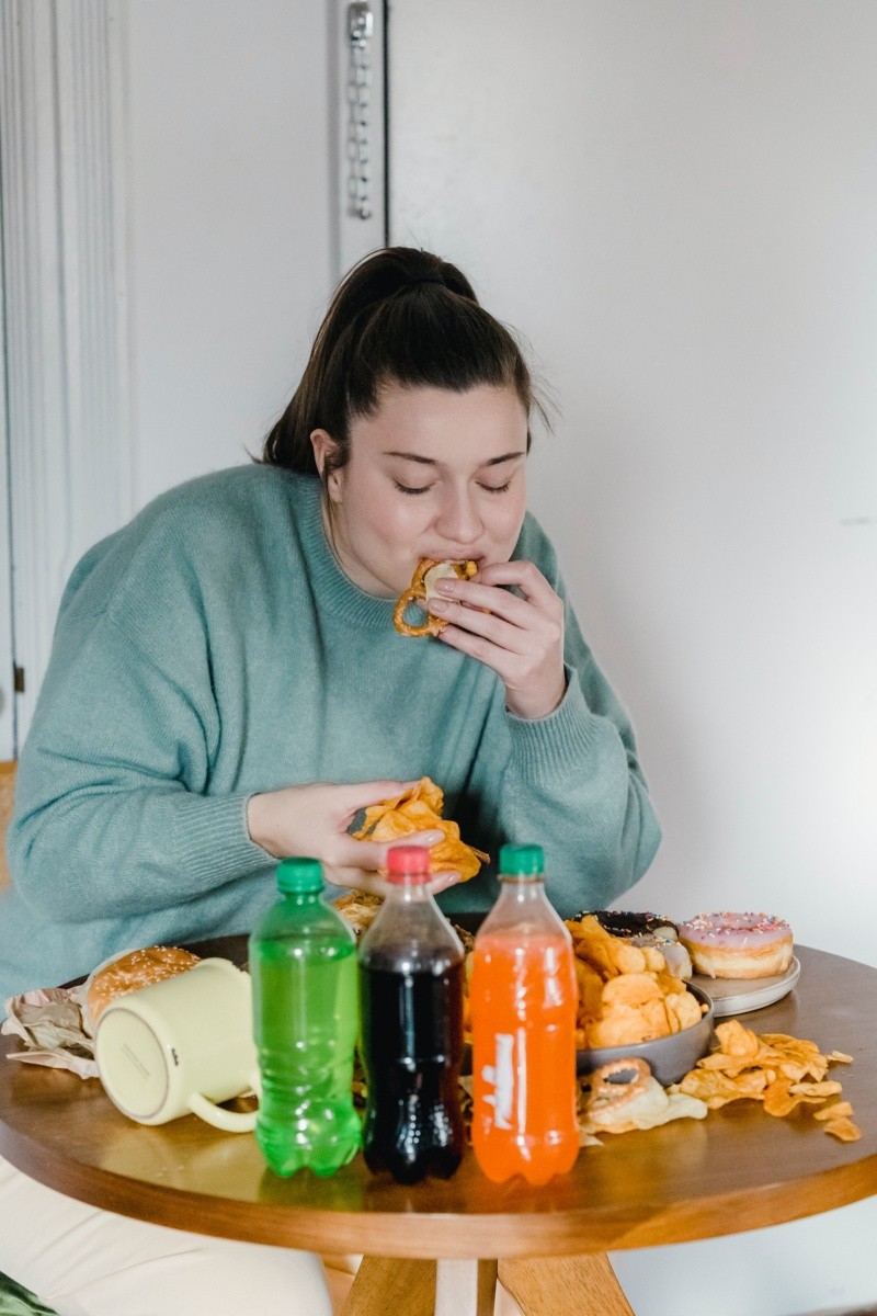 El cerebro tarda alrededor de 20 minutos en brindar las señales de saciedad, por lo que un comedor rápido podría comer en exceso durante ese tiempo. FOTO: Tim Samuel