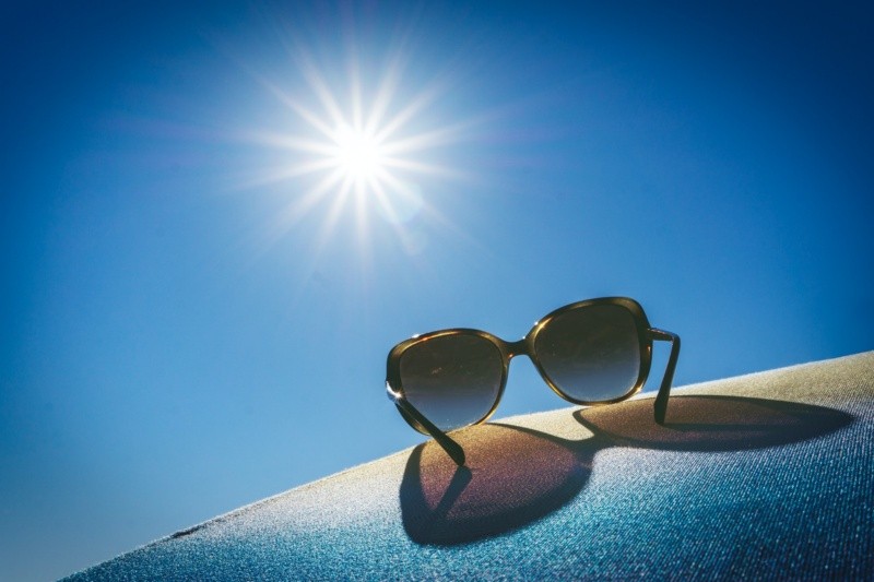 El uso regular de lentes de sol adecuadas ppdría disminuir el riesgo de desarrollar ciertas condiciones oculares.  FOTO:Herbert Goetsch/UNSPLASH