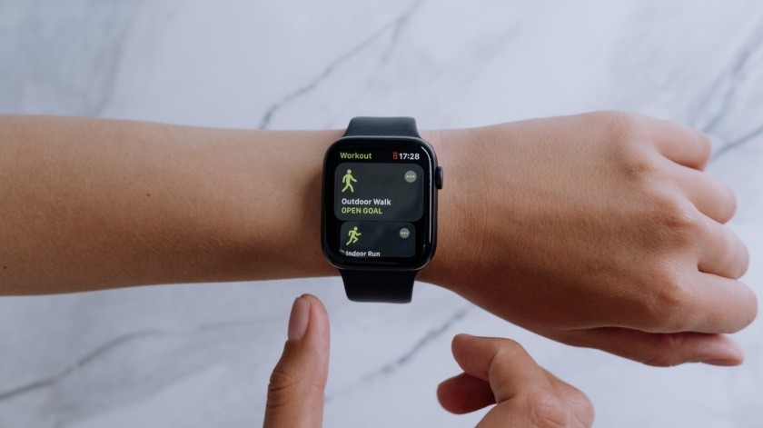 Dispositivos como apple watch puede ayudar a las personas a tener mejor actividad fìsica.(Foto de cottonbro studio en Pexels.)