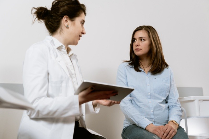 La infertilidad femenina puede ser causada por diversos factores, por lo que es importante hablar con un profesional de la salud. FOTO:MART PRODUCTION/PEXELS