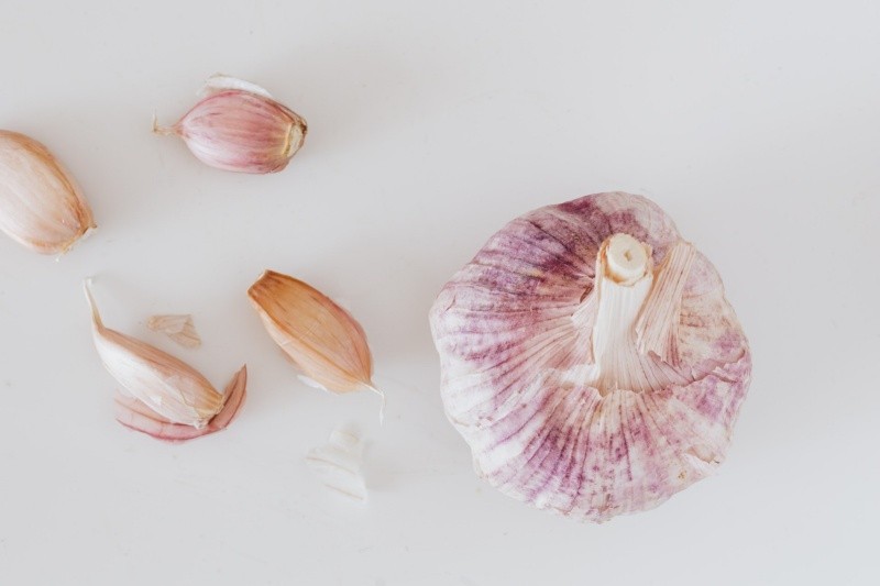 El ajo puede venir de varios tamaños y aporta muchas vitaminas. Foto de Karolina Grabowska en Pexels.  