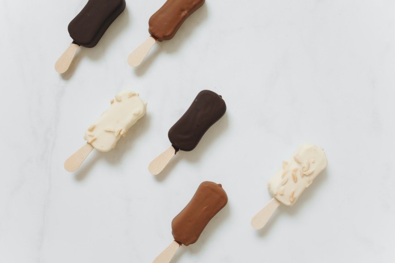 Las paletas de helado con yogur son más saludables. Foto de Polina Tankilevitch en Pexels.  