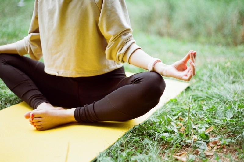 Las clases de yoga usualmente terminan con un período breve de meditación. Esto tranquiliza la mente y lo ayuda a relajarse.FOTO:Надя Кисільова/UNSPLASH