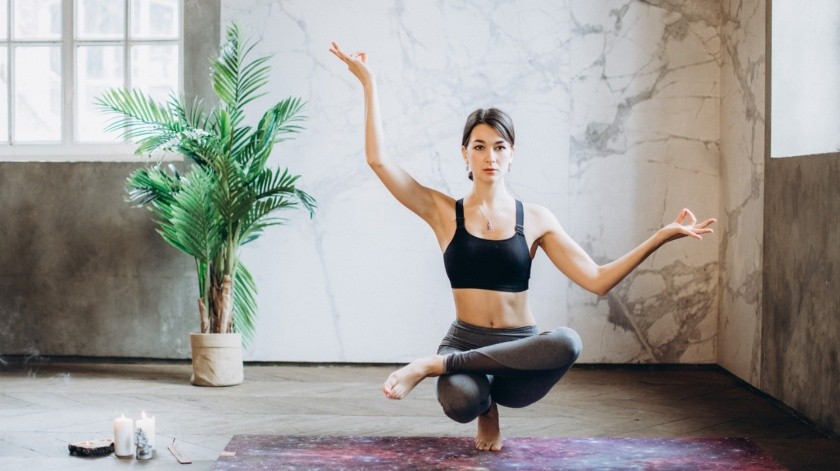 La práctica regular del yoga puede ayudar a reducir el estrés, mejorar la concentración, entre más beneficios.(Elina Fairytale/PEXELS)