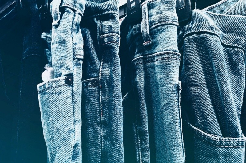 Es importante saber elegir jeans o pantalones de mezclilla de buena calidad. Foto de NEOSiAM 2021 en Pexels 