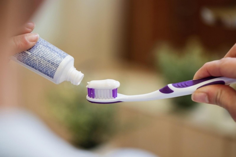 Las pastas de dientes tienen cuadros de colores que se han relacionado con sus ingredientes. Imagen por Drazen Zignic en Freepik