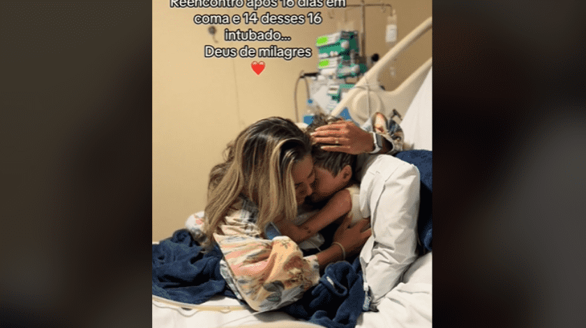 El menor y su madre se abrazaron después de que él pasara 16 días en coma.(Foto: Captura TikTok)