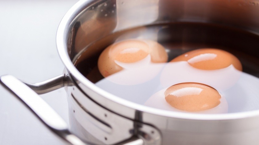 Algunas personas recomiendan añadir vinagre al agua para hervir huevos por diversos motivos.(Imagen por valeria_aksakova en Freepik)