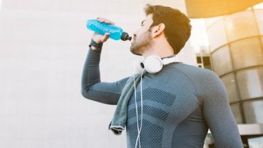 Suero, bebida para deportistas o hidratantes: ¿En qué casos se recomienda consumirlas?