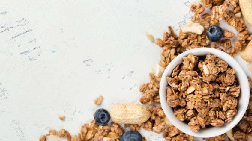 Una granola casera es una buena idea para comenzar el día con un desayuno saludable.(Foto por Freepik)