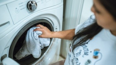 ¿De que manera sirve agregar vinagre a la ropa que lavas?
