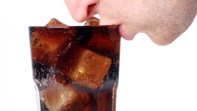 OMS podría considerar como cancerígeno al aspartamo, edulcorante presente en bebidas light