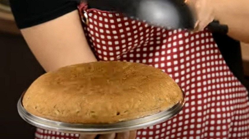El pastel en el sartén tarda una hora en cocinar.(Katastrofa La Cocina en Youtube.)