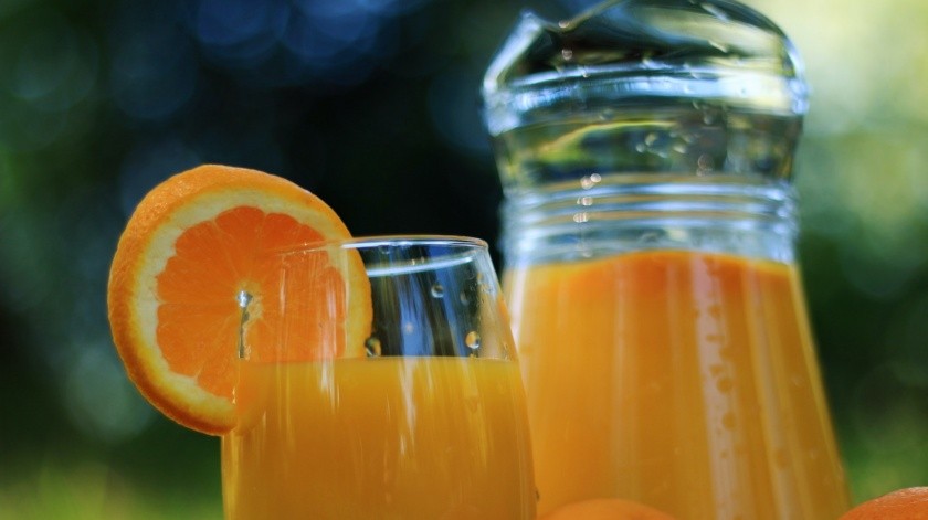 El jugo de naranja es una forma de consumir esta fruta.(Foto de Jéshoots en Pexels)