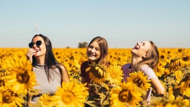 8 virtudes que te ayudarán a ser feliz, según experto
