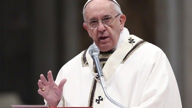 ¿Qué tiene el Papa Francisco en una de sus rodillas y por qué no quiere operarse?