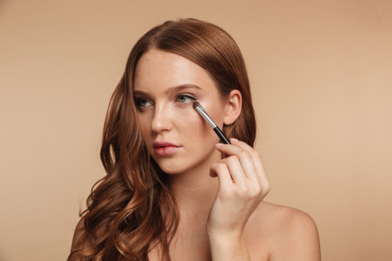 Algunos trucos de maquillaje pueden ayudar a sacarse el máximo provecho. Imagen por drobotdean en Freepik 