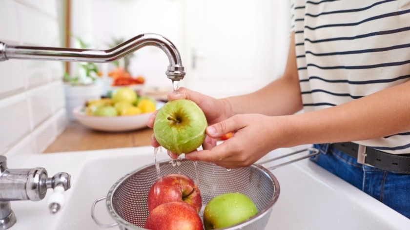 Hay quienes utilizan el vinagre para lavar las frutas y verduras.(Foto por gpointstudio en Freepik)