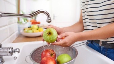 ¿El vinagre sirve para lavar y desinfectar las frutas y verduras?