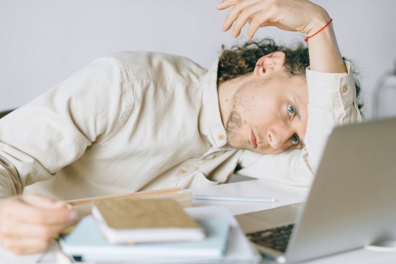 El estrés laboral puede afectar la salud física y mental. Foto: Pexels 
