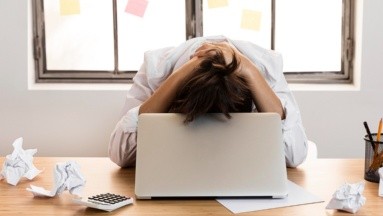 Burnout: Expertos recomiendan tomar una pausa para proteger la salud del estrés laboral