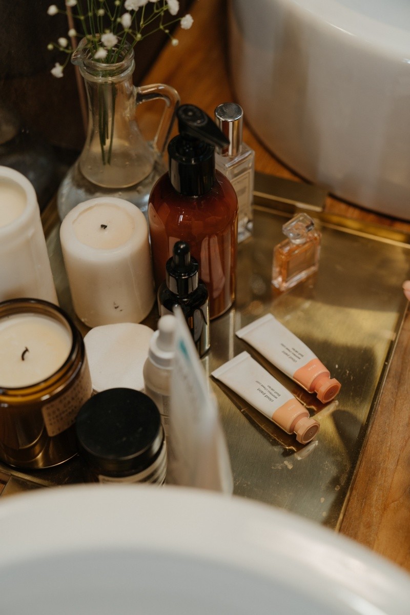 Recuerda que el baño no es el lugar adecuado para almacenar cierto tipo de objetos. FOTO: Cottonbro Studio
