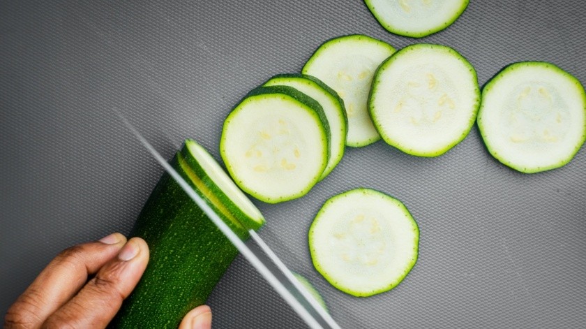 Experimenta el deleite de unas calabacitas rellenas en salsa verde(Louis Hansel/pexels)
