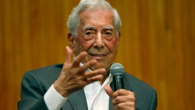 Mario Vargas Llosa es hospitalizado por Covid-19 por segunda vez
