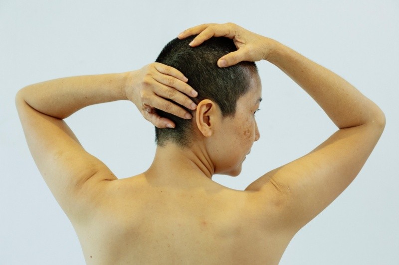 El acné en la espalda puede aparecer por mala higiene. Foto de Michelle Leman en Pexels.  