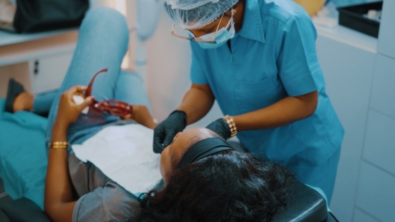 Hay que ir al odontológo de forma regular para evitar la periodontitis.  Foto de Shedrack Salami en Pexels. 