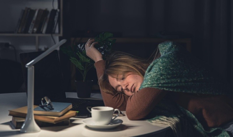 La falta de sueño puede tener un impacto en el bienestar general. Imagen por pvproductions en Freepik