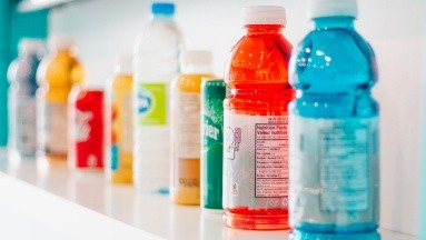Bebidas hidratantes no recomendables para niños, según Profeco
