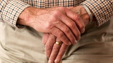 Explorando las causas y los signos del Parkinson, un trastorno neurológico