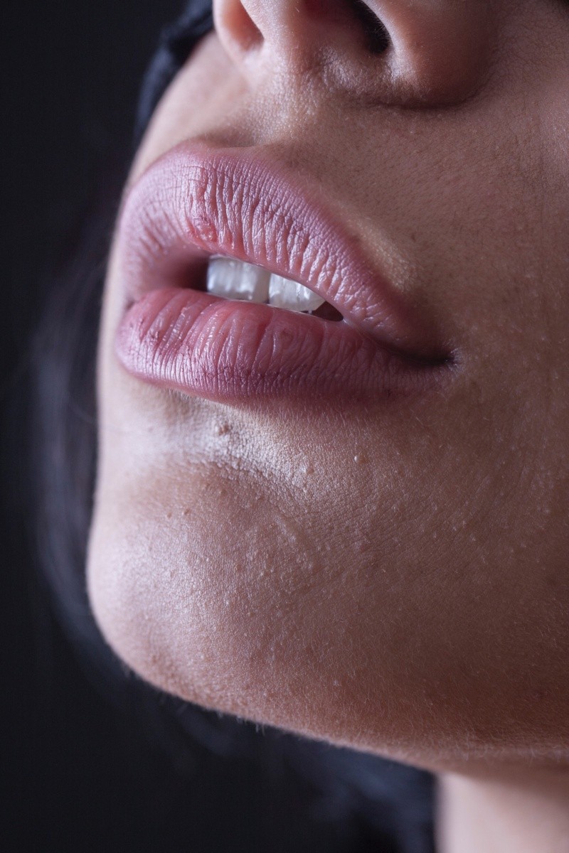 El estudio revela que besar es la clave para alcanzar orgasmos consistentes y satisfacción sexual. FOTO:engin akyurt/UNSPLASH