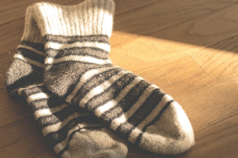 Los calcetines es una prenda que se recomienda lavar después de usarla una vez. Imagen por Lumm en Pexels. 