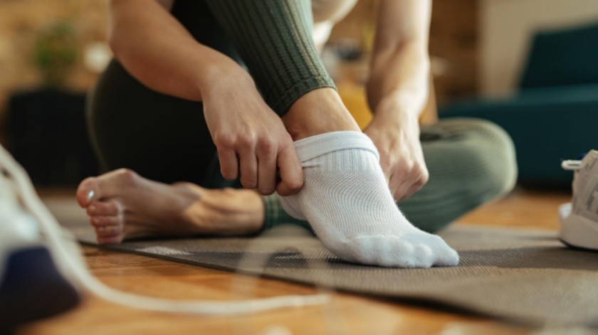 Los calcetines sucios pueden ocasionar problemas a tus pies.(Imagen por Drazen Zigic en Freepik)