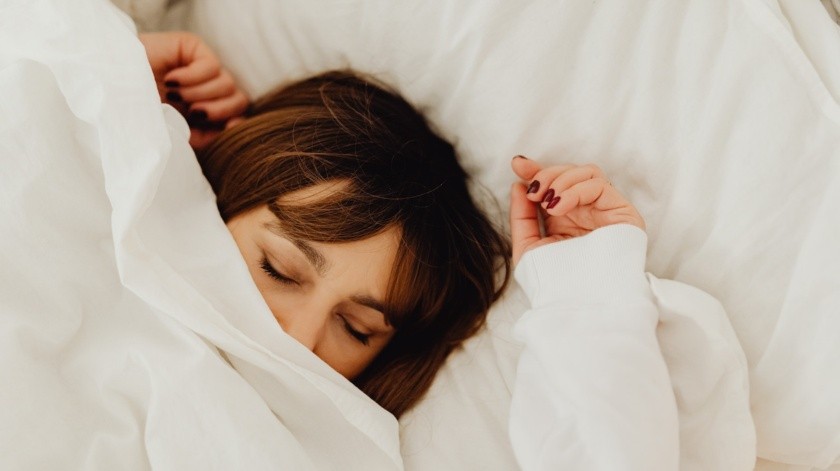 Despertarse con energía se puede lograr durmiendo bien la noche anterior.(Foto de Karolina Grabowska en Pexels.)