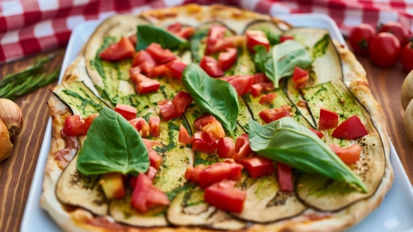 La pizza de berenjena puede aportar más nutrición.(Foto de Engin Akyurt en Pexels.)
