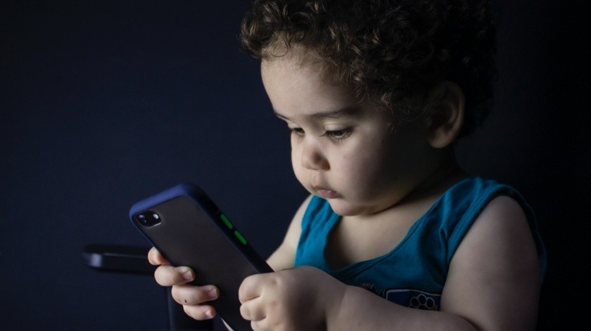 Si los padres deciden permitir el uso de dispositivos electrónicos, es importante elegir contenido de alta calidad y de valor educativo.(hessam nabavi/UNSPLASH)