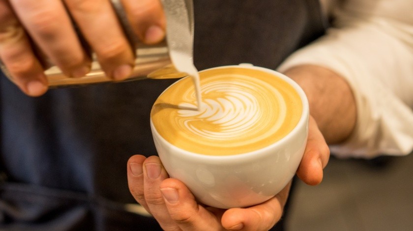 Los hombres que disfrutan de su café diario pueden estar brindando a su próstata una defensa natural.(UNSPLASH/ Tim Umphreys)