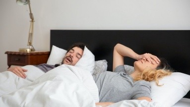 Encuesta revela que parejas prefieren dormir separadas y practicar el  'divorcio del sueño'