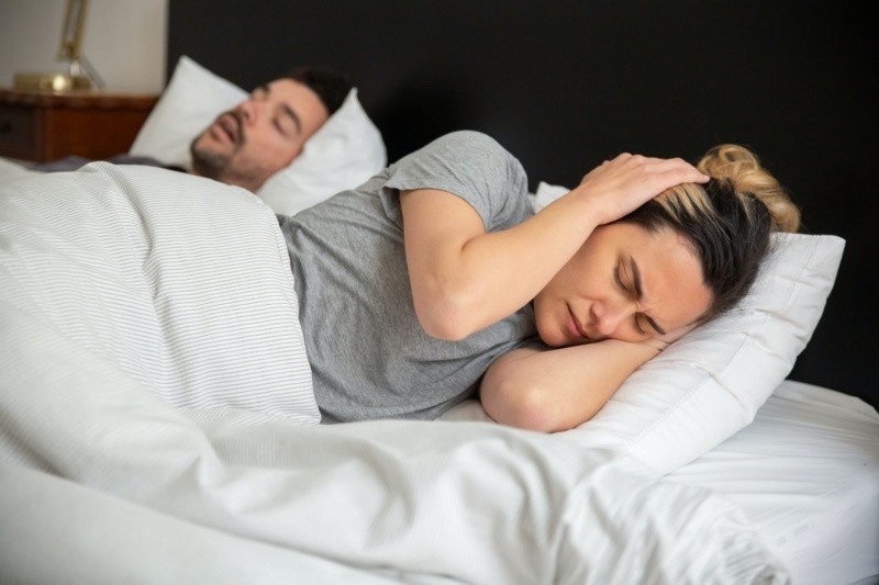 Hay formas de solucionar los ronquidos en la cama, que es uno de los problemas que reportan las parejas al dormir.  Foto de Kampus Production en Pexels. 