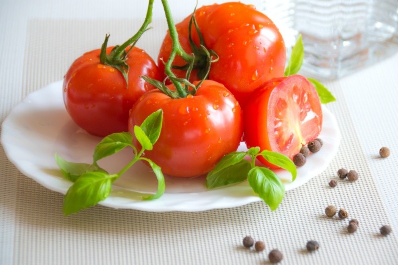 El tomate puede venir en color rojo o verde, este último se le conoce como tomatillo. Foto de PhotoMIX Company en Pexels.  