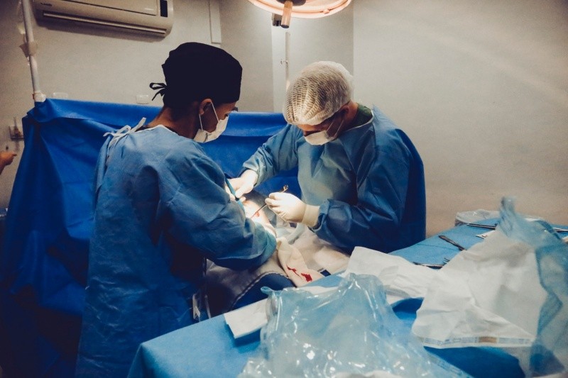 La mujer transgénero no pudo realizarse una cirugía para terminar de hacer su transcisión. Foto de Vidal Balielo Jr en Pexels.  