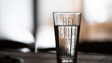 ¿Cuánta agua se debe beber según el clima y la persona?