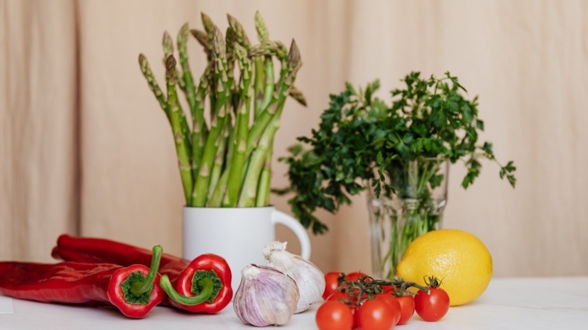 Las frutas y verduras deben limpiarse bien antes de consumirse.(Karolina grabowska en Pexels.)